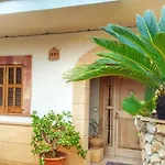 Spacious House In S'Illot With Garden For 6 People