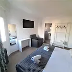 Modern Hostal