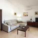 Modernes Und Neuwertiges Ferienhaus Mit Grosser Teilweise Ueberdachter Terrasse Und Privatem Pool Im Umzaeunten Garten