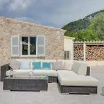 Villa Auf Dem Land Mit Mehreren Pools Auf Weitlaeufigem Grundstueck Mit Herrlicher Aussicht Auf Die Bergige Landschaft