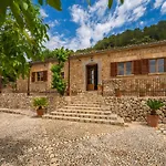 Charming Villa For 6 Guests