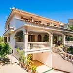 Picturesque Holiday Home Near Harbor