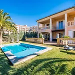 Elegant Holiday Home With Garden