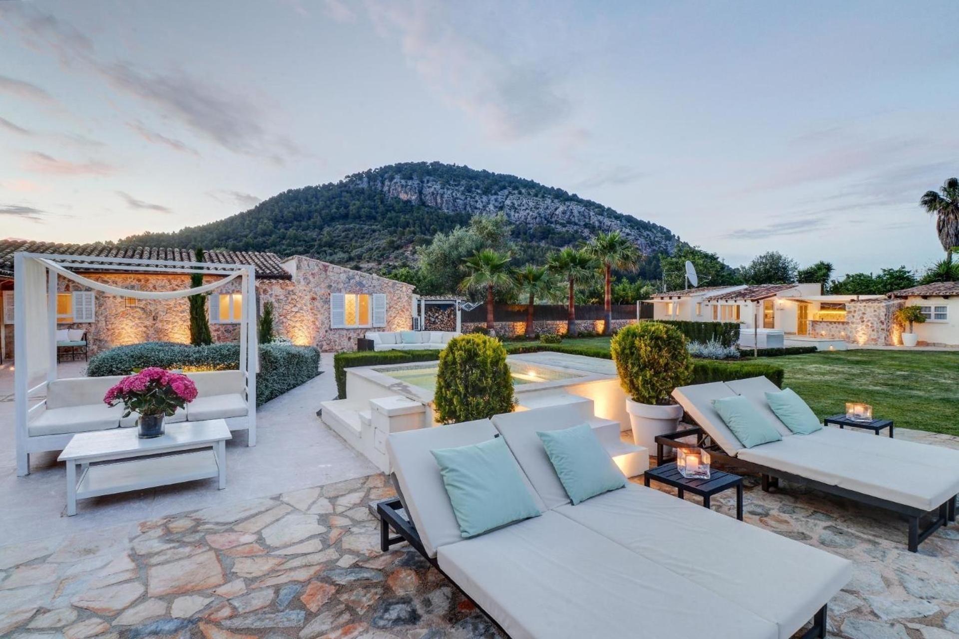 Ferienhaus Auf Dem Land Mit Mehreren Pools Auf Weitlaeufigem Grundstueck Mit Herrlicher Aussicht Auf Bergige Landschaft