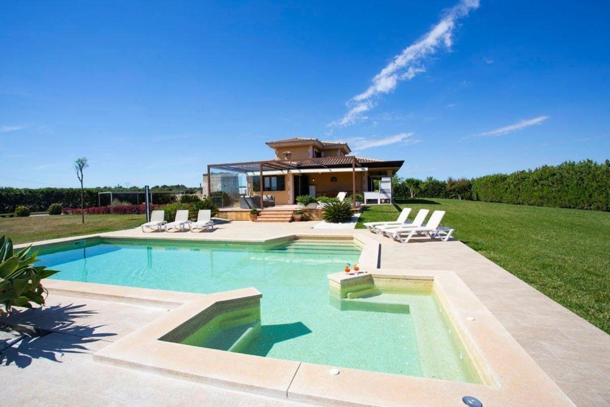 Grosszuegige Mit Beheizbarem Pool Und Jacuzzi Holiday home