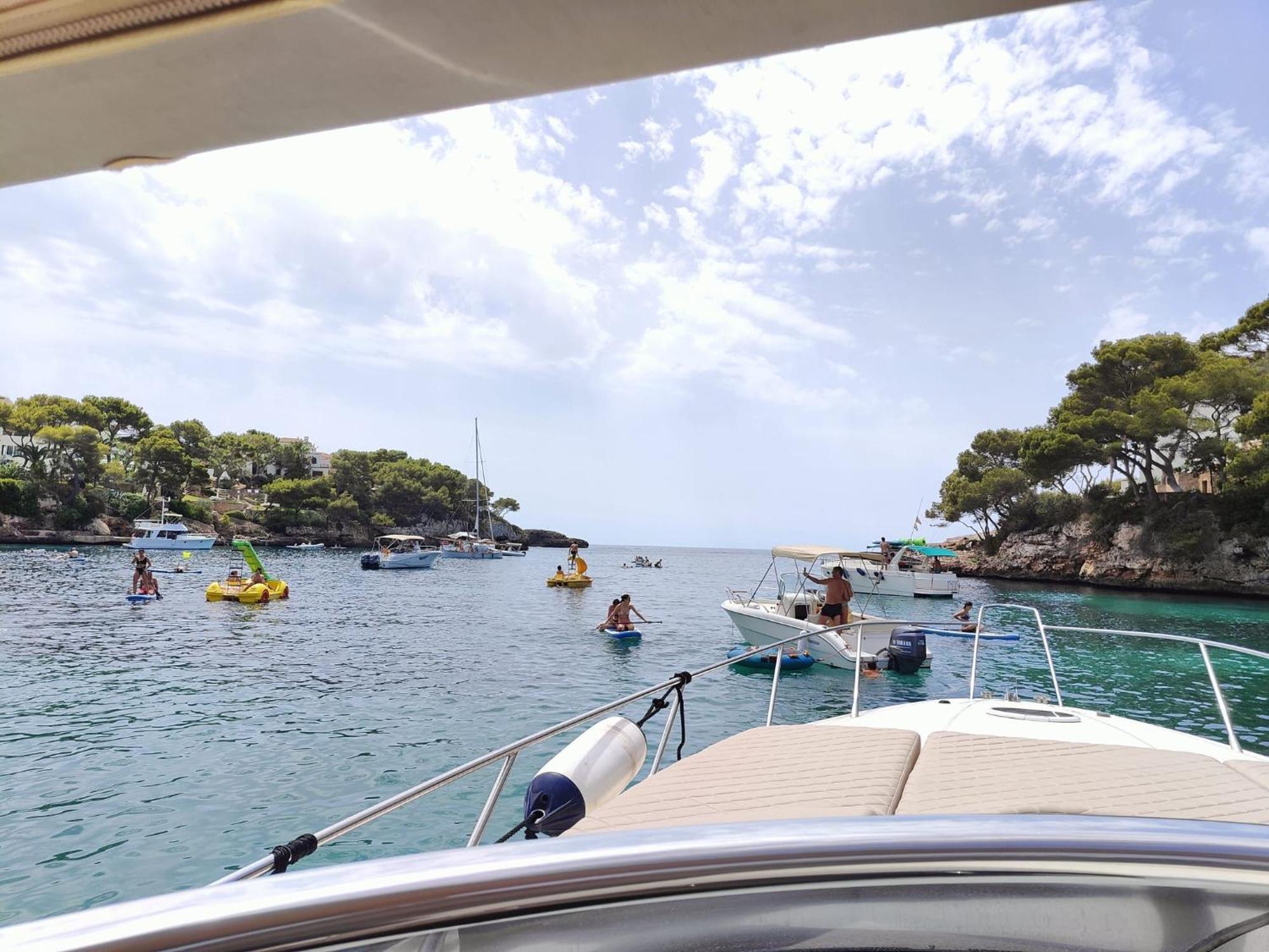 Botel Mecido Por Olas Cala d'Or (Mallorca)